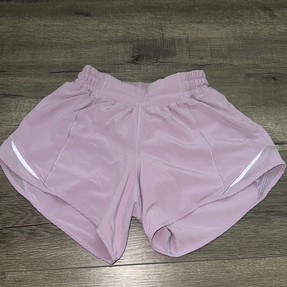 Hotty-Hot Shorts Dusty Rose Lululemon 4 inch, barely worn, Size 2, with Pocket